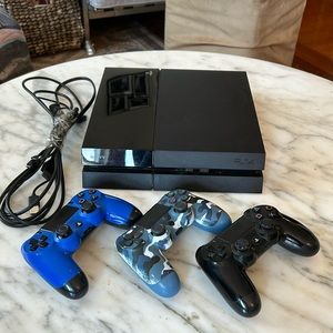 PS4 console with three controllers, 5 games and appropriate cables 😃